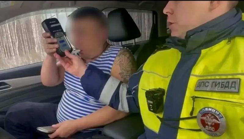 Пьяный водитель перевозил детей под Екатеринбургом — ему грозит 45 тысяч штрафа и лишение прав | На трассе Екатеринбург – Курган задержали нетрезвого водителя с 3 детьми