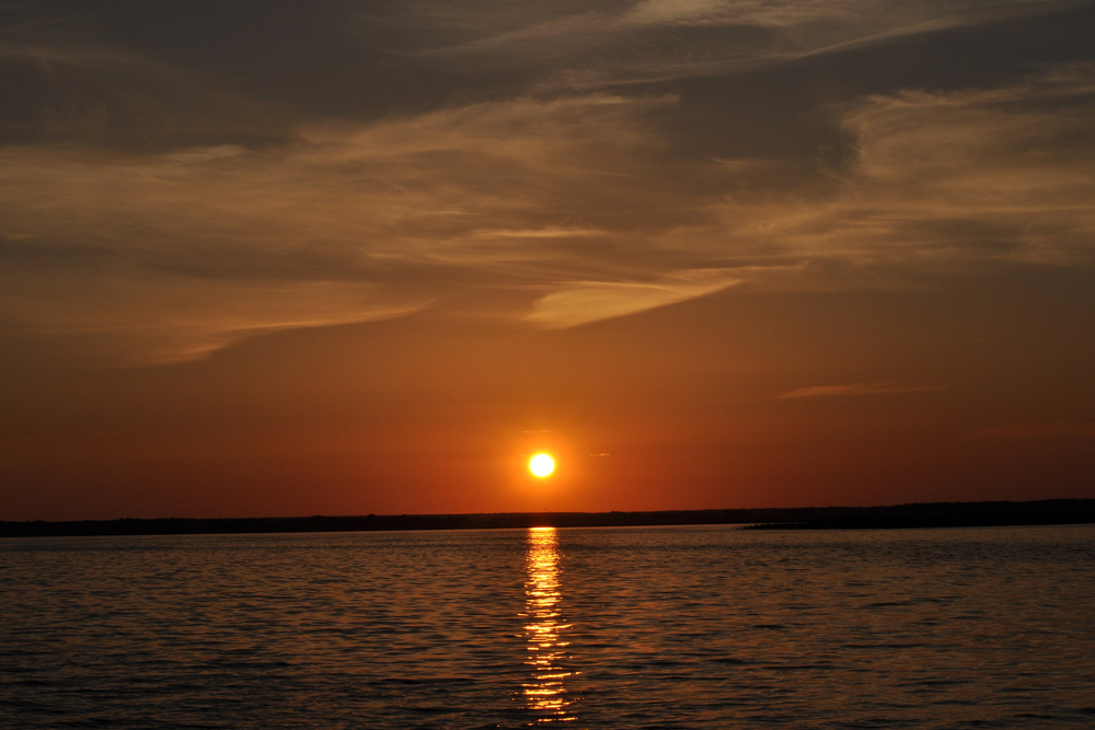 У озера в окрестностях Каменска-Уральского в открытой машине компания молодежи увидела труп мужчины. Говорят, пролежал уже неделю
