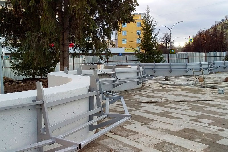 Укладывали последний гранит, начали уборку: похоже, строительство фонтана на площади Горького в Каменске – на финишной прямой