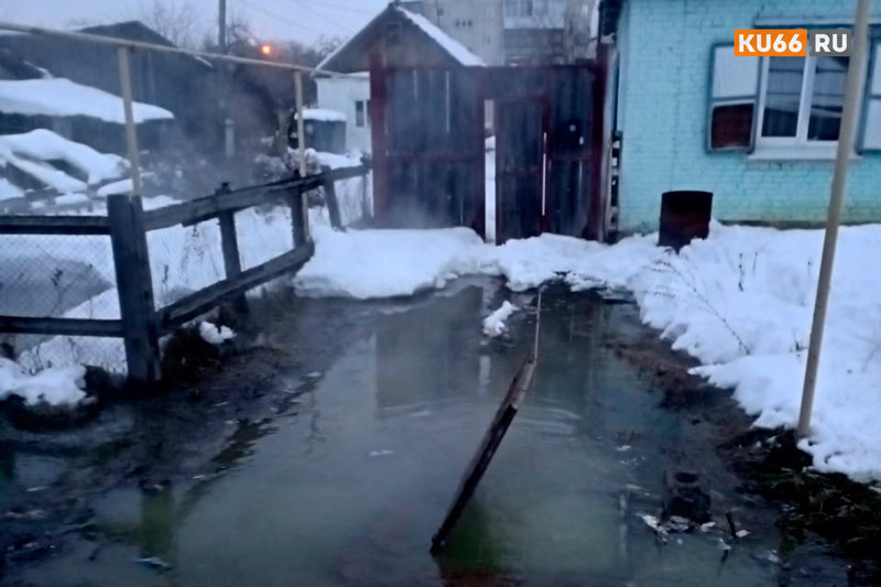 Жители целого поселка Каменска-Уральского второй день сидят без тепла, хотя им обещали нагреть батареи в пятницу к вечеру. Что происходит?