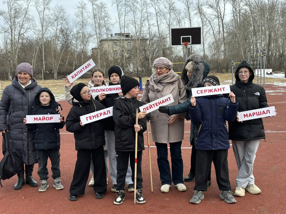 В Каменске-Уральском волонтёры РУСАЛа возродили игру «банки-палки» | Школьникам вернули игру «банки-палки» и уроки истории