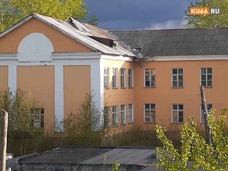 «Рядом детская площадка». В Каменске-Уральском на крыше техникума ветром оторвало два листа железа, которые могу упасть в любой момент....