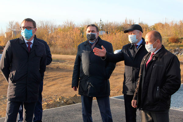 Глава МинЖКХ в Каменске-Уральском осмотрел все благоустроенные территории и пообещал, что к ноябрьским праздникам работы полностью завершат