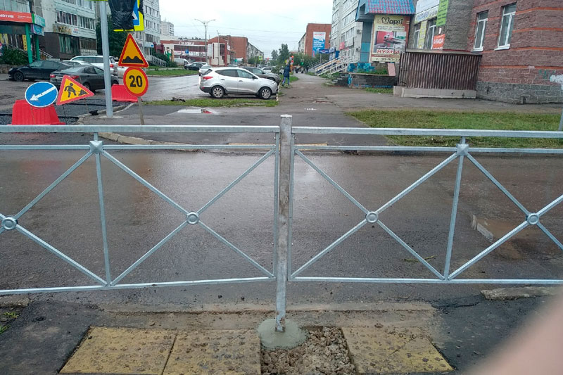 Из-за ошибки, которую вовремя не заметили, в Каменске снесут ограждение вдоль тротуара в переулке Ученическом и восстановят пешеходник