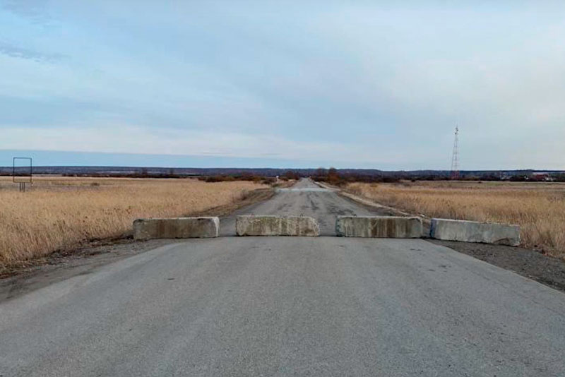 «Люди в шоке, многие работают за городом на карьере». Под Каменском-Уральским закрыли дорогу в Катайск