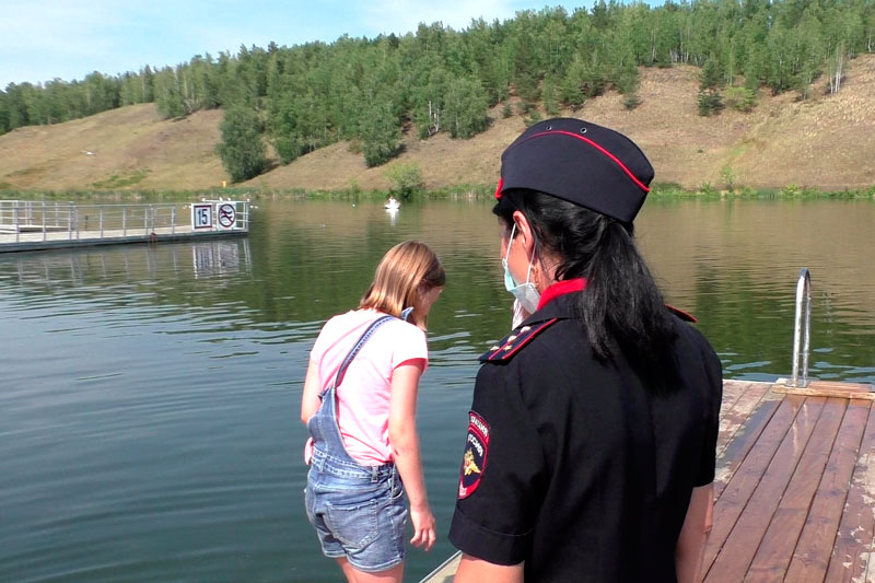 Полиция застукала подростков без взрослых у водоема в Каменске-Уральском — их увезли в отделение, а родителям сейчас «впаяют» штрафы