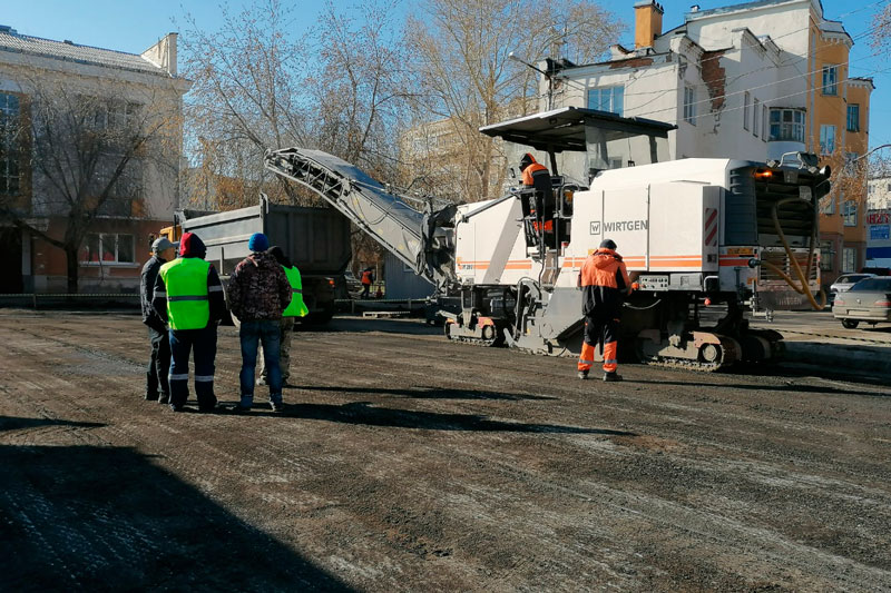 Дорожники активно взялись за ремонты: сняли старый асфальт на площади Беляева в Каменске-Уральском, готовятся «резать» ул. Карла Маркса