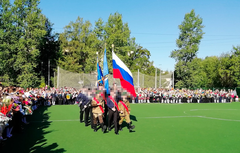 Российским школьникам на линейке выдали автоматы, а другим показали задержание. ФОТО, ВИДЕО