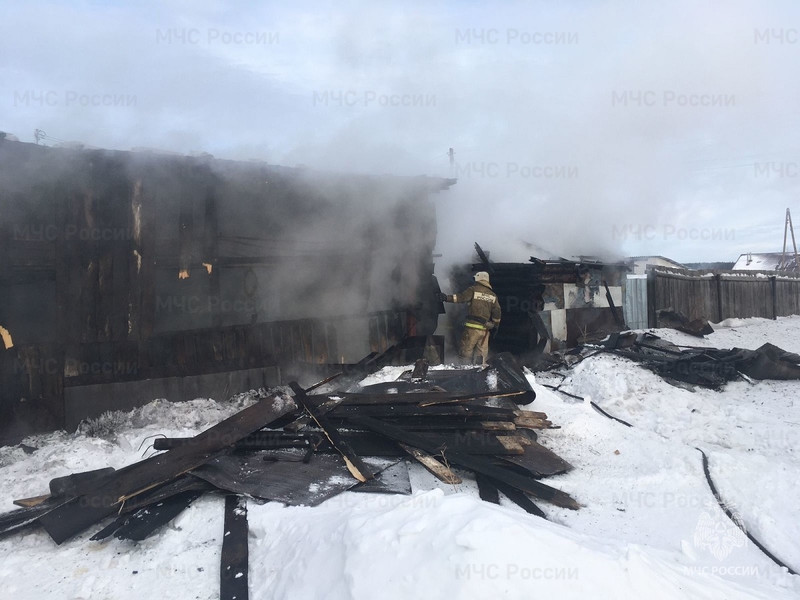 В деревне под Каменском сгорели гараж и баня