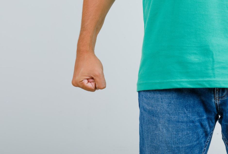 Жители Каменска-Уральского пожаловались на соседа, который тиранит свою семью | Уральцы пожаловались на соседа, который тиранит свою семью