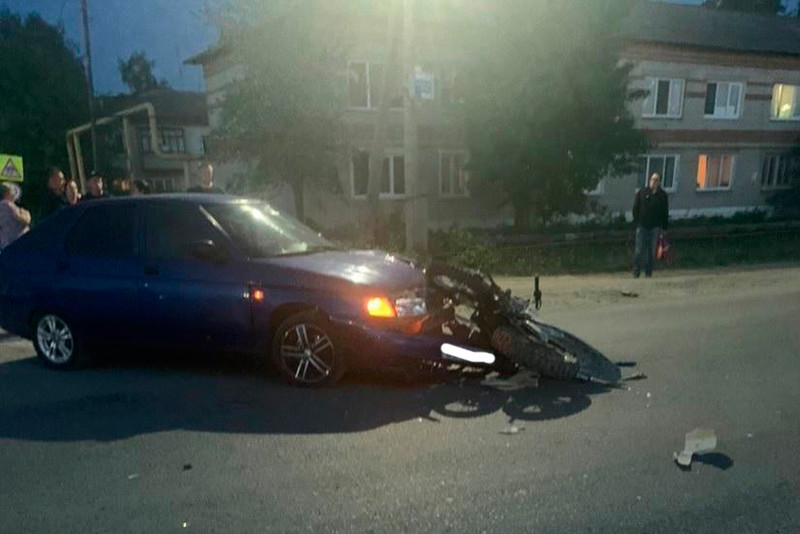 Сезонное ДТП произошло вечером в селе под Каменском-Уральским: ВАЗ столкнулся с питбайком. "Байкера" увезли в больницу