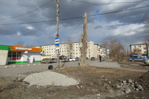 Висит кусок кабеля, взрытый газон. Мэр Каменска выехал "в поля", чтобы поагитировать жителей участвовать в программе благоустройства