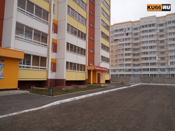 Выпускники детских домов в Каменске-Уральском получили ключ от квартир. «Пять лет за ними будем наблюдать, риелторам тут делать нечего»