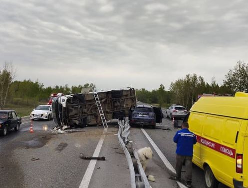 Пассажирский автобус перевернулся под Тюменью | Под Тюменью опрокинулся рейсовый автобус