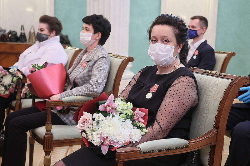 Президент Путин наградил медика из Каменска-Уральского орденом Пирогова, а губернатор лично вручил его ей и десяткам других свердловчан