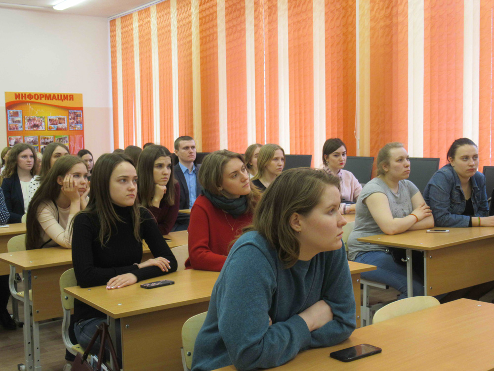 Будущие педагоги из Шадринска присматривались к жизни в Каменске-Уральском и слушали, что хорошего обещают им местные чиновники