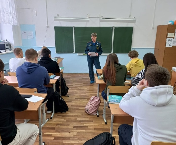 Пожарные Каменска-Уральского посетили образовательные учреждения