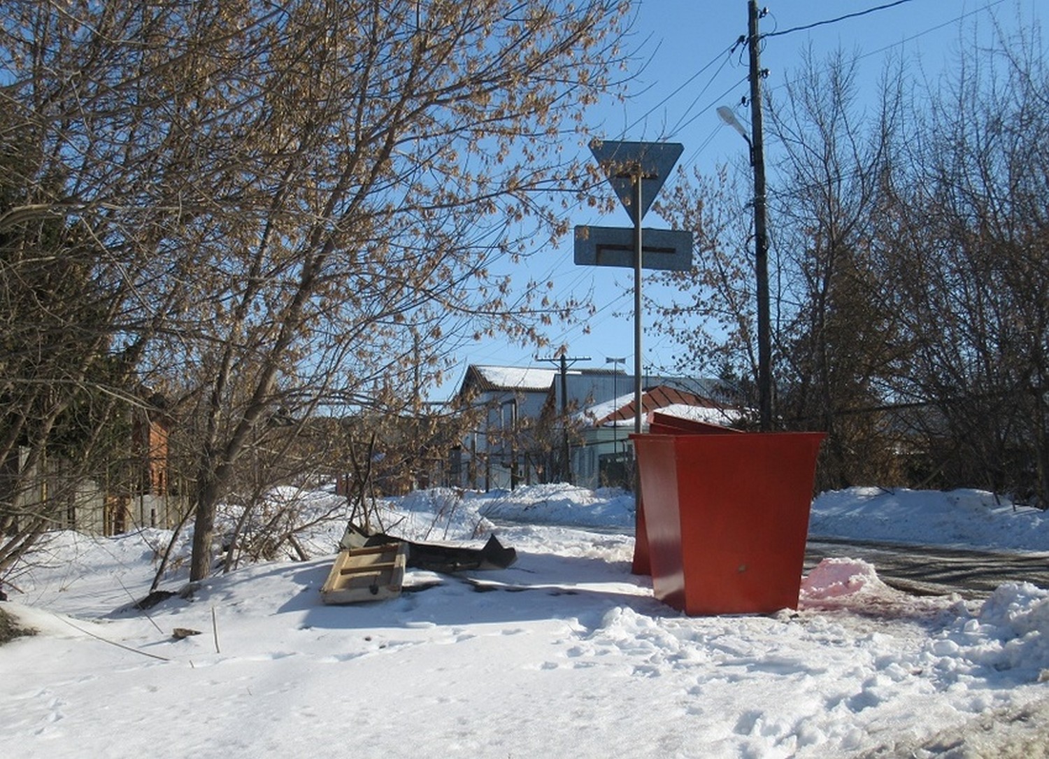 Установка контейнеров в частном секторе Каменска подходит к концу – кое-где «камнем преткновения» стало место размещения. Но вопрос решают