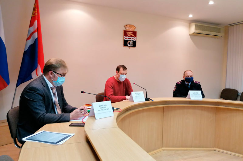 В общежитии в Каменске-Уральском, накануне закрытом на карантин из-за человека, которого подозревают коронавирус, люди устроили пьянки