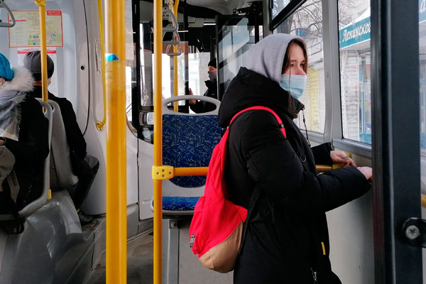 Студенты вместо масок прикрывают лицо шарфами. Во время очередного рейда в транспорте Каменска-Уральского было выявлено лишь одно нарушение Студенты вместо масок прикрывают лицо шарфами. Во время очередного рейда в транспорте Каменска-Уральского было выявлено лишь одно нарушение