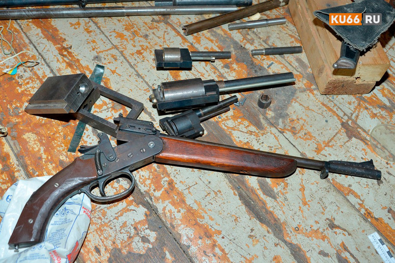 Спецоперация «Арсенал» приносит свои плоды: пенсионер хранил дома «про запас» патроны калибром 5.45, а другой мужчина припрятал 200 г пороха