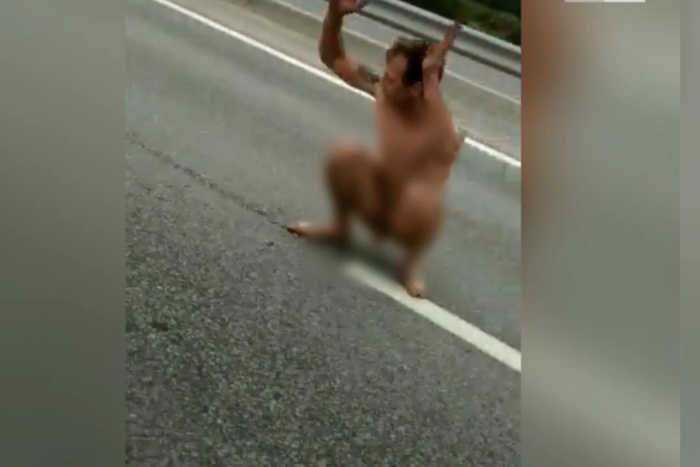 Мужчина из Каменска-Уральского в субботу бегал голым по оживленному Тюменскому тракту и кидался на машины. Жена удивлена поведением мужа