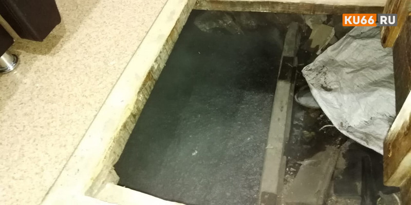 Коммунальная беда — у жителей дома на станции УАЗ в Каменске-Уральском: «Полный подпол кипятка, все парит, натяжные потолки просели»