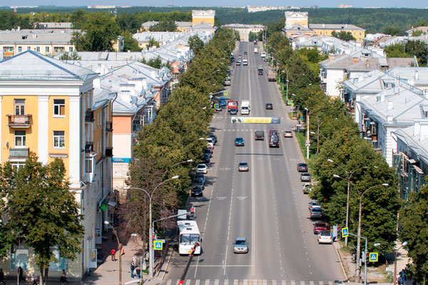 Дороги ремонтировать сразу по всей длине, а «умные остановки» ни к чему: что советуют жители Каменска Герасимову в его работе до 2026 года
