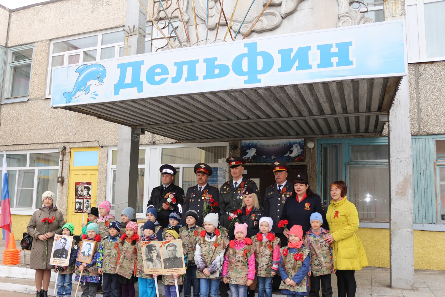 Парад Победы — в детсаду в Каменске-Уральском: малыши поднимают фотографии своих прадедов и отправляют в небо десятки белых шаров