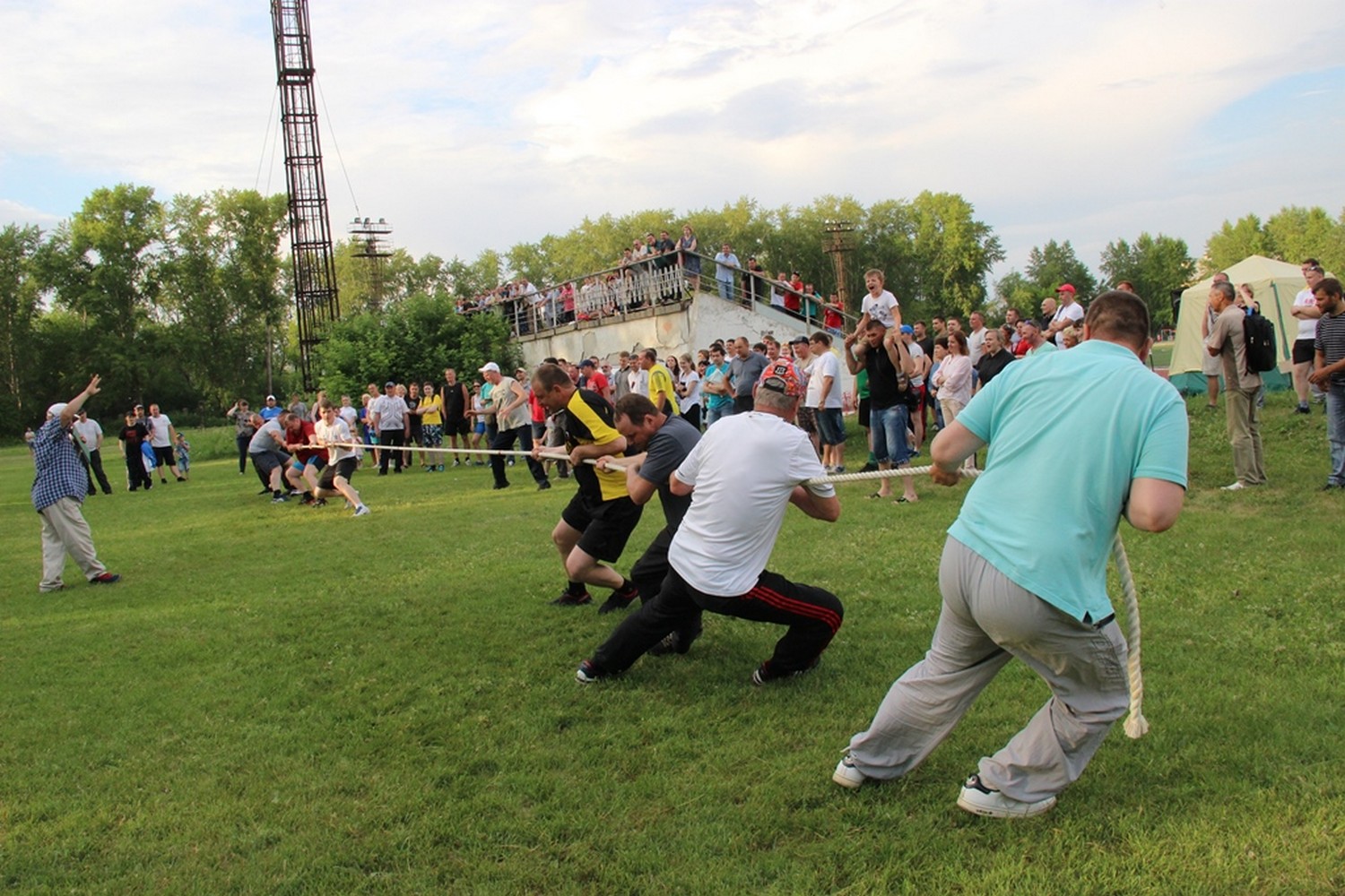 В Каменске сотни заводчан – работников УАЗа – вышли на спортивный праздник: играли в футбол, тянули канат и фотографировались с Львом Яшиным