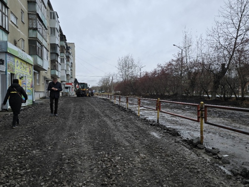 Жители Каменска-Уральского месяц терпят ремонт по улице Лермонтова 117, который делают дважды | Поврежденная тепловая камера и двойная работа: как идет благоустройство на Лермонтова 117