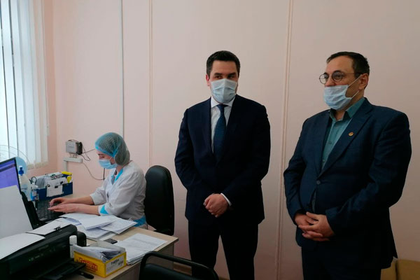 Чиновник из областного Минздрава в горбольнице Каменска-Уральского хвалил Центр онко-помощи и слушал жалобы на нехватку врачей... Чиновник из областного Минздрава в горбольнице Каменска-Уральского хвалил Центр онко-помощи и слушал жалобы на нехватку врачей...