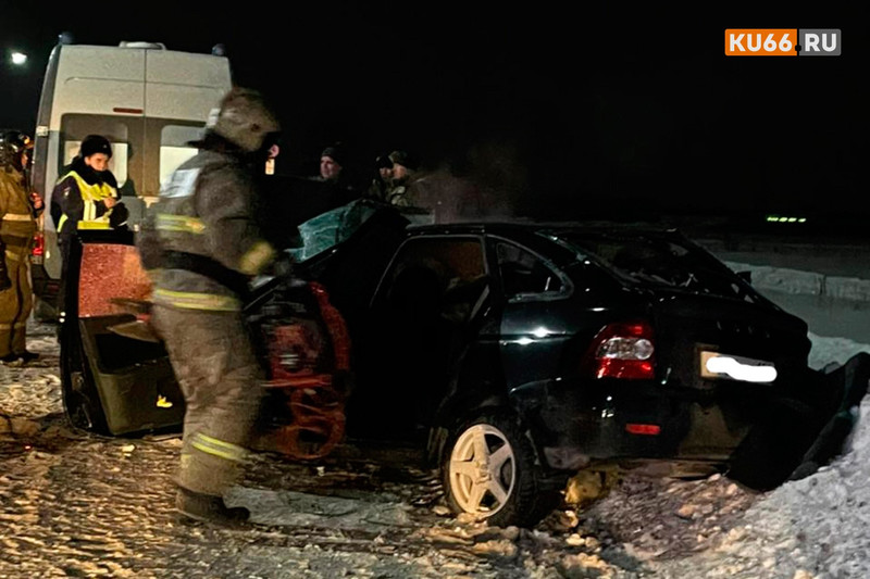 Легковушка влетела в фуру. В жуткой аварии на Барабановском тракте под Каменском-Уральским погибла девушка-пассажир, трое пострадали