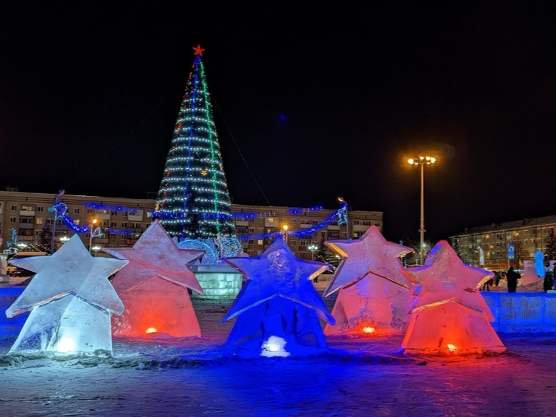 Как Каменск-Уральский встретит Новый 2026 год: ёлки, катки, мотогонки и советская сказка | В Каменске-Уральском откроют 6 ёлочных городков