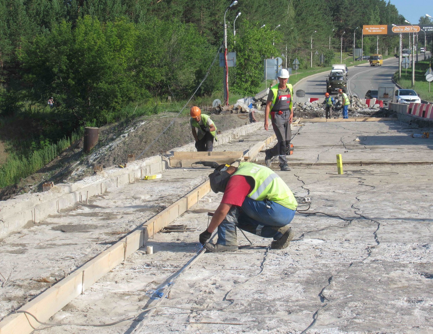 Стартовал ответственный этап ремонта Байновского моста в Каменске – заливка бетона. С проверкой здесь уже успел побывать вице-мэр Гераскин