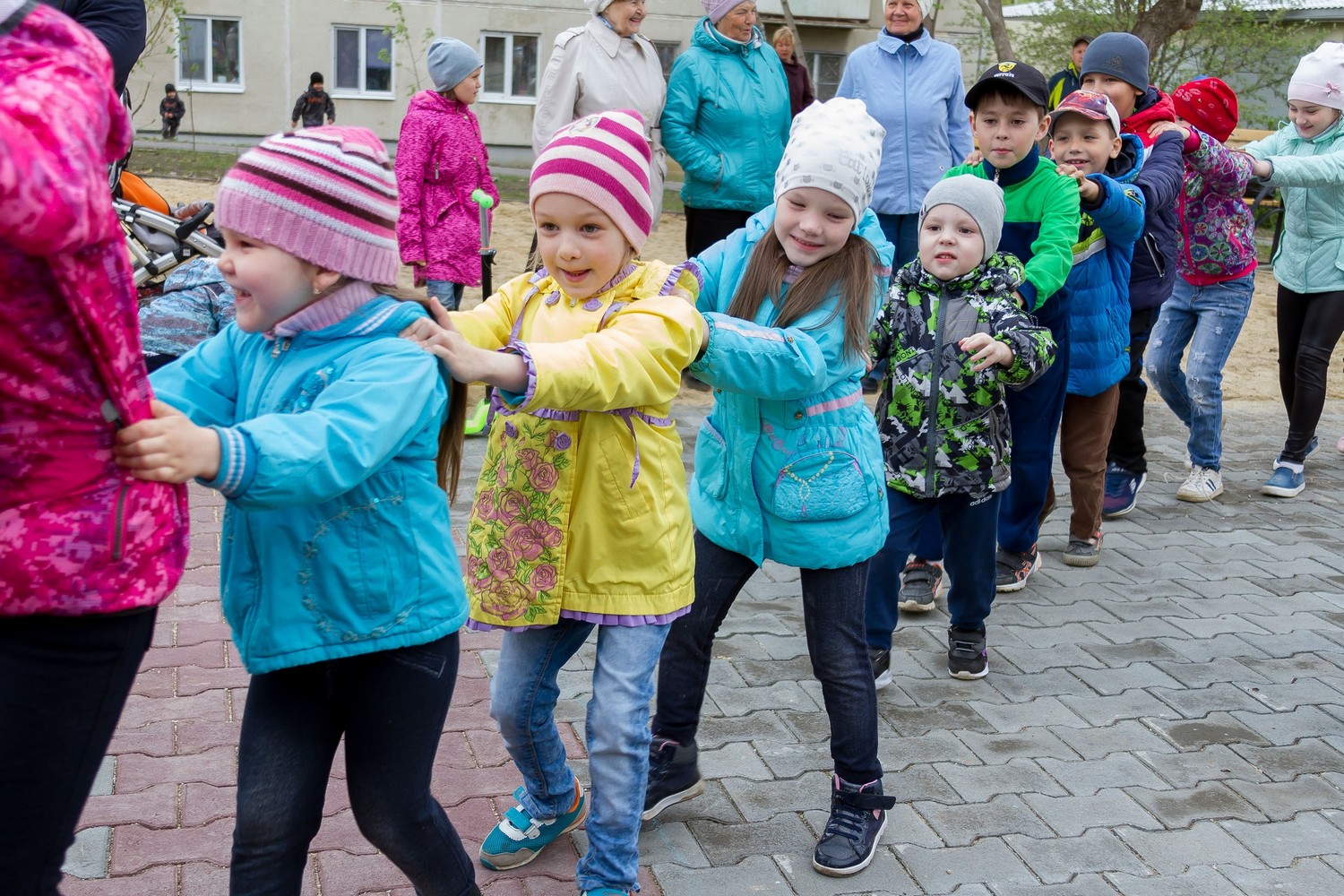 Чисто погуляли в сквере Тимирязева: детям в Каменске-Уральском, несмотря на погоду, устроили встречу лета, вручив символы солнца - апельсины