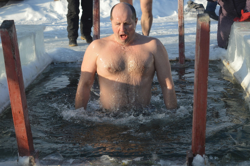 Как это было: в день Крещения Господня сотни каменцев пришли на водоемы, чтобы окунуться в воду. Но прежде прошли крестным ходом по городу Как это было: в день Крещения Господня сотни каменцев пришли на водоемы, чтобы окунуться в воду. Но прежде прошли крестным ходом по городу