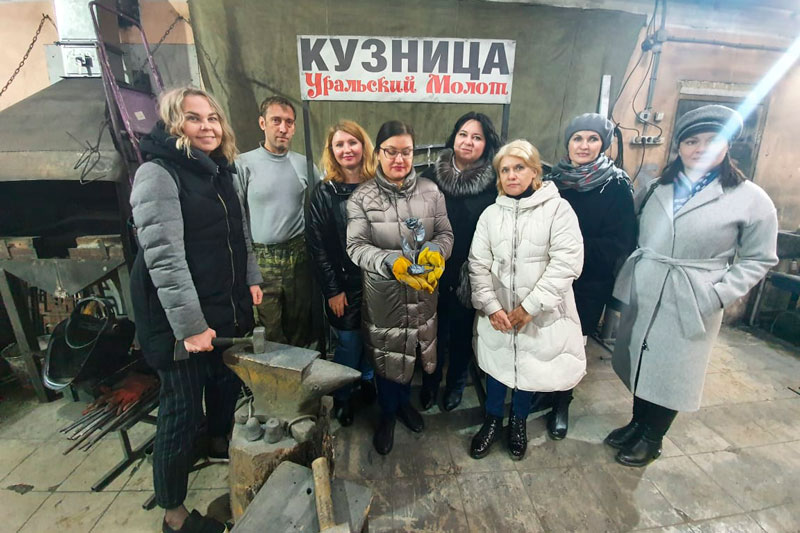 Куй железо, пока горячо. Кузнец Александр Фадеев провел мастер-класс для Фонда поддержки бизнеса Каменска-Уральского и помог «родить» розу!