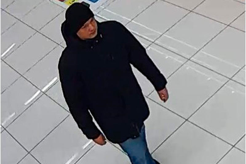 Плотный, высокий, одет во все темное. В Каменске-Уральском полицейские ищут молодого мужчину, попавшего на запись камеры видеонаблюдения