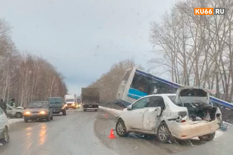 В Каменске-Уральском и за городом с утра — всплеск ДТП. Стоит Байновский мост, в кювет «ушел» и автобус на Екатеринбург, утащив попутчиков..