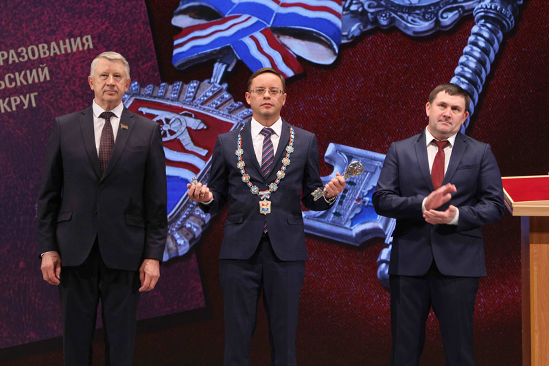 «Это прекрасный город». Замгубернатора Шмыков вручил новому мэру Каменска-Уральского символы власти на церемонии инаугурации. Как это было?