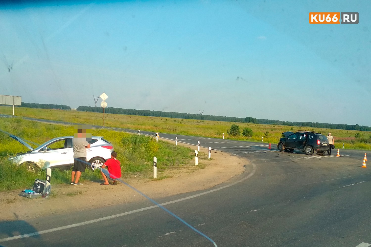 Пострадали трое, железо искорежено. Renault Duster и Hyundai ix35 не поделили дорогу на перекрестке дорог под Каменском-Уральским