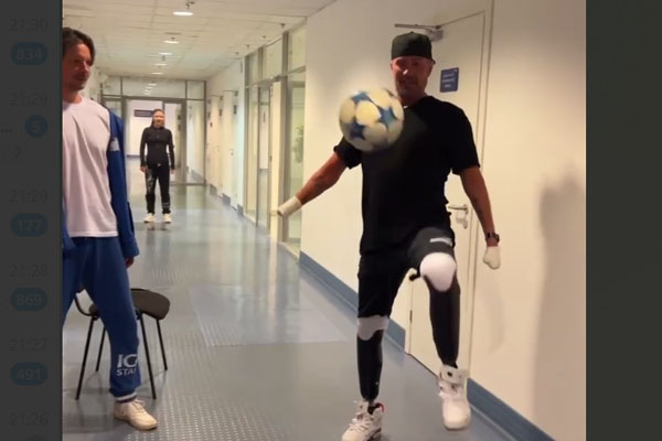 Костомаров показал видео, как чеканит футбольным мячом в протезах