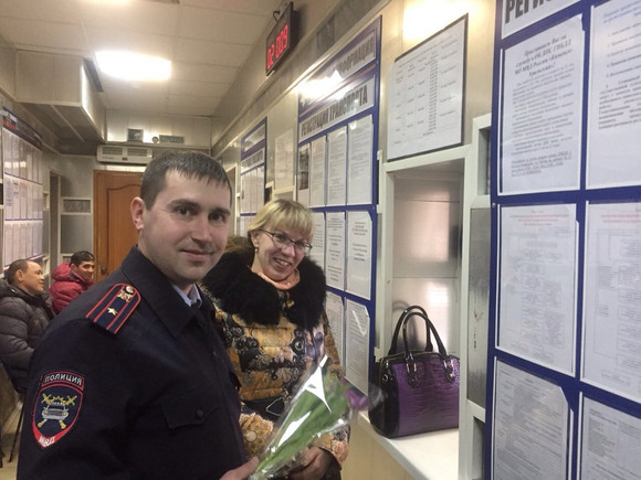 К правам или госномеру — цветы и поздравления. ГИБДД Каменска-Уральского в стороне от чествования женщин не осталась!