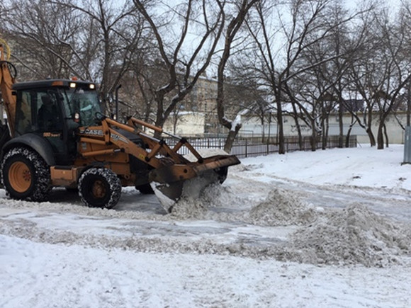 Коммунальщики начали чистить снег во дворах Каменска-Уральского. Жильцов просят войти в положение и не бросать где попало «железных коней»