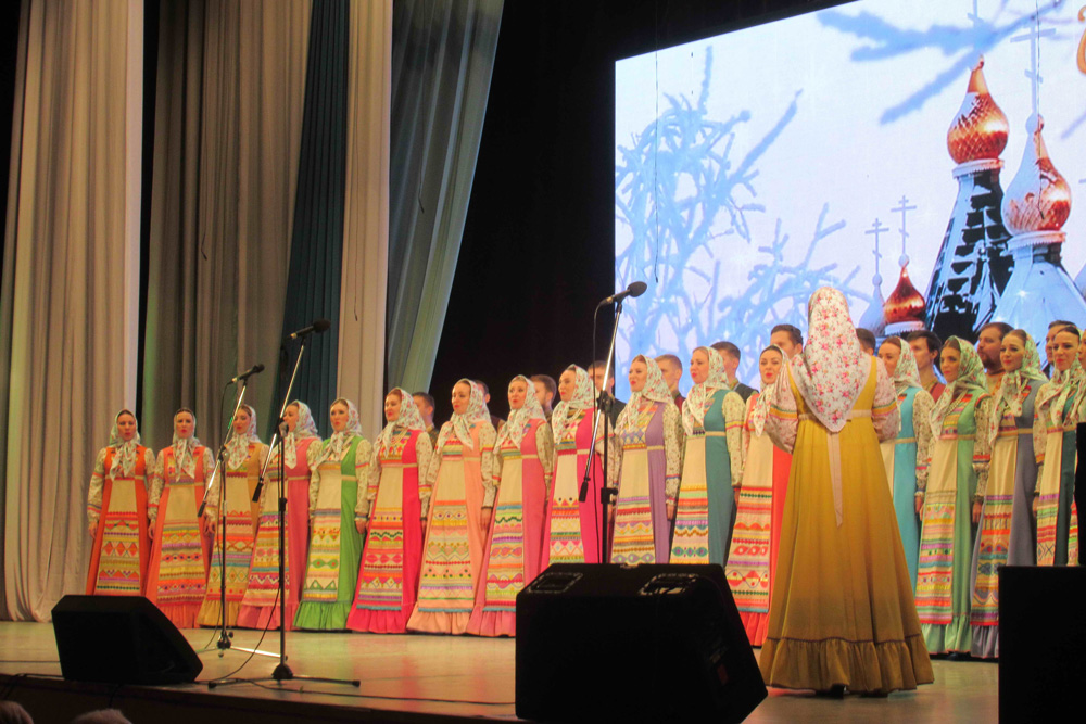 В светлый праздник Рождества духовенство и мэр Шмыков поздравили жителей Каменска – все прошло под песни Уральского народного хора