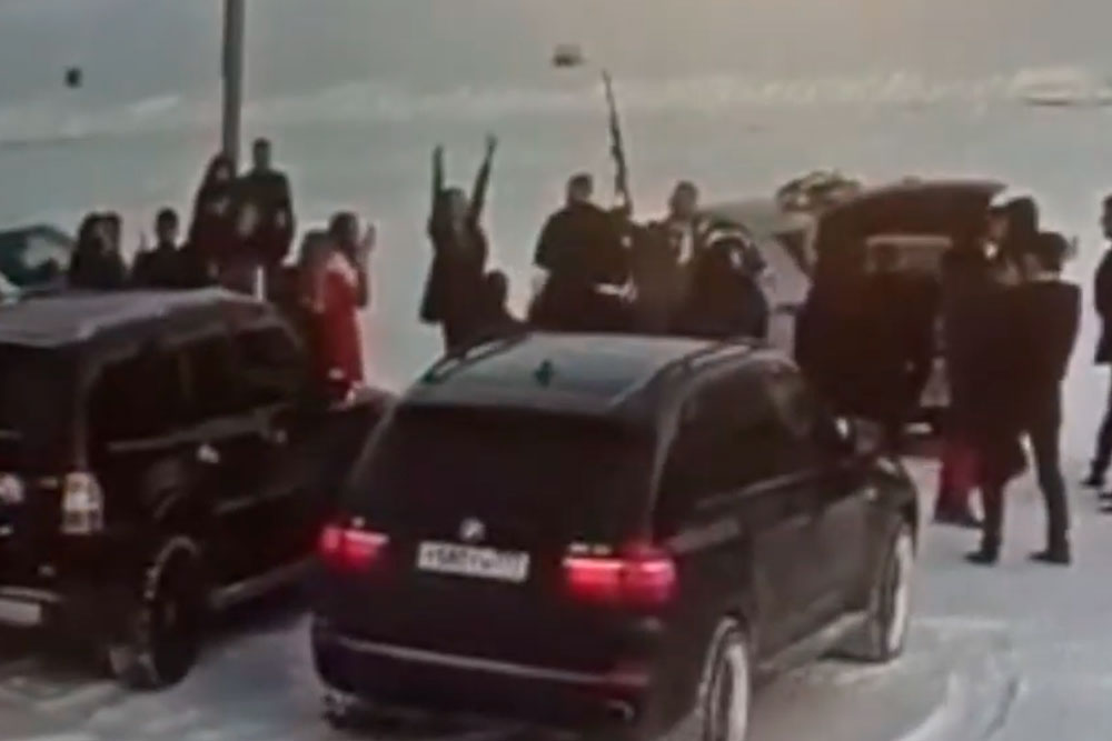 В Сургуте жених устроил стрельбу из автомата на свадьбе. ВИДЕО