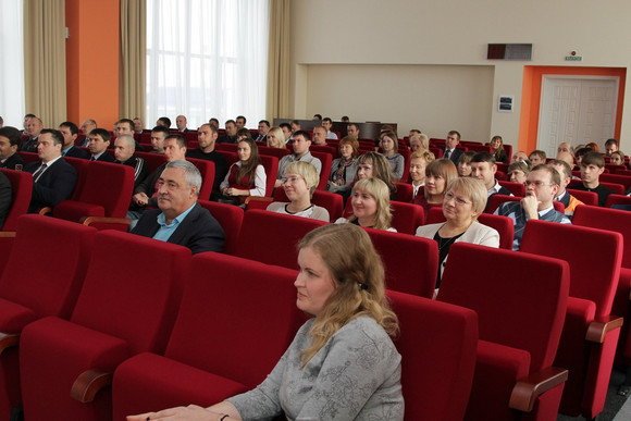 Девушка из Каменска-Уральского – представитель СинТЗ – уехала в Нижний Тагил пообщаться с работающей молодежью и встретиться с Путиным