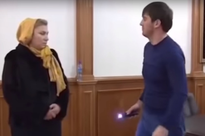 Чеченский телеканал показал, как бывший мэр Грозного бьет женщин электрошокером. 18+