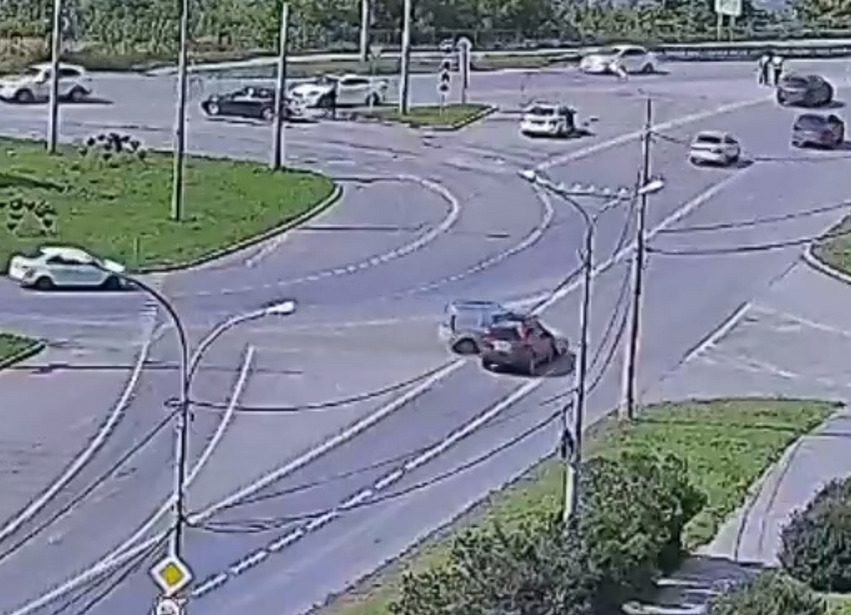 Два автомобиля столкнулись перед Байновским мостом в Каменске-Уральском. Видео | Перед Байновским мостом в Каменске-Уральском столкнулись два автомобиля Два автомобиля столкнулись перед Байновским мостом в Каменске-Уральском. Видео | Перед Байновским мостом в Каменске-Уральском столкнулись два автомобиля